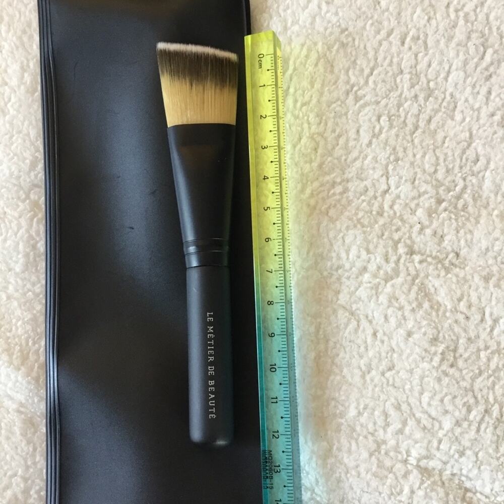 Le Métier de Beauté Flat Angled Foundation Brush - Picture 8 of 13